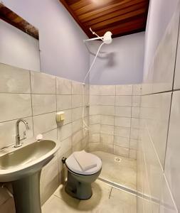 a bathroom with a toilet and a sink at #MaReSiaSdaPaz próximo ao centro de Matinhos in Matinhos