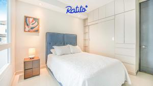 En eller flere senge i et værelse på Torre KU 2BR Sofa Bed Balcony City Views