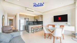 Køkken eller tekøkken på Torre KU 2BR Sofa Bed Balcony City Views