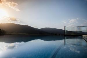 KilcoyRileysview的享有山脉美景的水池