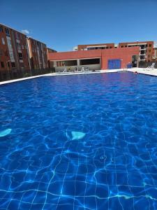 duży basen przed budynkiem w obiekcie Hermoso y acogedor apartamento en conjunto cerrado w mieście Ibagué
