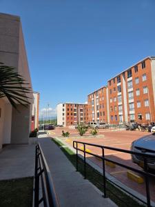 budynek z ogrodzeniem obok parkingu w obiekcie Hermoso y acogedor apartamento en conjunto cerrado w mieście Ibagué