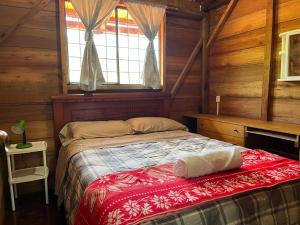 En eller flere senge i et værelse på Cabaña Mirador de Vilcabamba