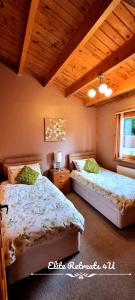 Postel nebo postele na pokoji v ubytování Elite Retreats 4U Lakeside Hot Tub Log Cabin with the fishing peg at Tattershall Lakes Park + 118 fotografií