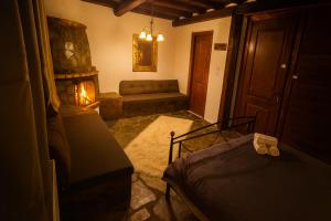 Χώρος καθιστικού στο Cozy Stone Retreat