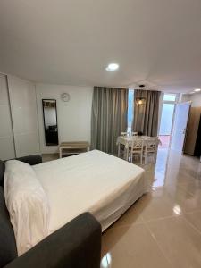 En eller flere senge i et værelse på Apartamento Studio Anau k&L- Playa - Yumbo