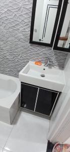 Un baño de محور جوزيف تيتو المطار