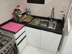 Una cocina o cocineta en محور جوزيف تيتو المطار 8 fotos más