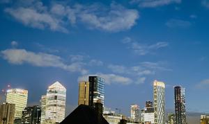 een skyline van een stad met hoge gebouwen bij Westferry Deluxe Apartment 3 in Londen