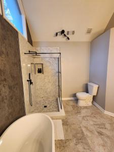 Et badeværelse på La Vela Blanca - Modern Southern Getaway + 30 billeder