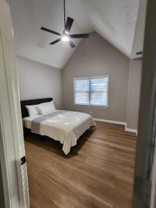 En eller flere senge i et værelse på La Vela Blanca - Modern Southern Getaway