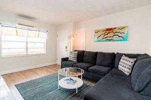 Гостиная зона в Classic Beachside Escape - 1 Min Walk to Beach