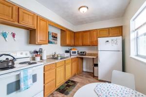 Кухня или мини-кухня в Classic Beachside Escape - 1 Min Walk to Beach
 +8 фотографий