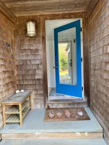 een blauwe deur van een huis met een bank en een tafel bij Wellfleet Home in Wellfleet +19 foto's