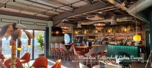 Restaurace v ubytování Elite Retreats 4U Lakeside Hot Tub Log Cabin with the fishing peg at Tattershall Lakes Park