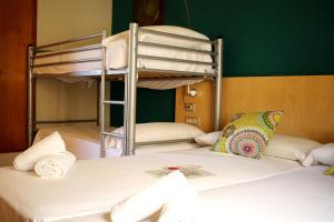 Posteľ alebo postele v izbe v ubytovaní Hostal La Fosca