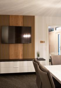 弗拉塔赫Appartement Dollnig的客厅配有大屏幕电视 更多18张照片