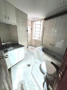 Pé na areia Gonzaguinha São Vicente في ساو فيسينتي: حمام مع مرحاض ومغسلة وحوض استحمام +12 صورة