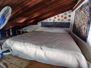 Un dormitorio con una cama y un ventilador. en Atelier House, en Florianópolis