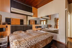 Postel nebo postele na pokoji v ubytování Casa de Campo com Piscina, Churrasqueira e Hidro + 33 fotografií