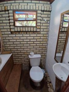 un baño con inodoro y lavabo en Atelier House, en Florianópolis 16 fotos más