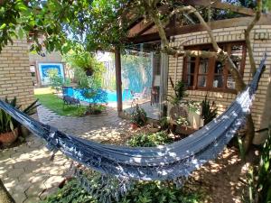 una hamaca en el patio de una casa en Atelier House, en Florianópolis