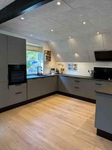 Кухня или мини-кухня в Sommerhus Med Spa, Sauna Og Vildmarksbad
