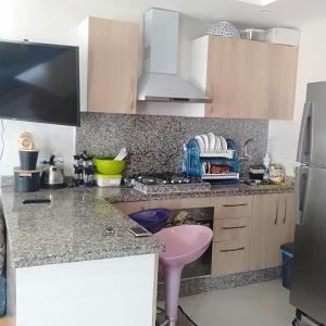 Plage de MehdiaNice apartment by the beach的配有炉灶和台面的厨房 更多3张照片