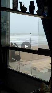 Plage de MehdiaNice apartment by the beach的享有海滩和海洋景致的窗户。