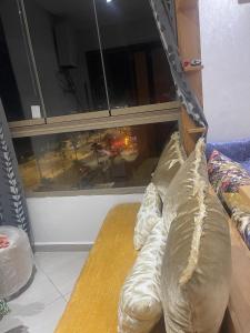 Plage de MehdiaNice apartment by the beach的窗边地板上摆放着一堆枕头。