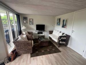 TV a/nebo společenská místnost v ubytování Holiday Home 300 M From Sandy Beach