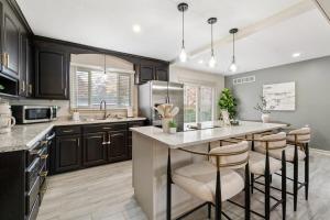 Φωτογραφία από το άλμπουμ του Nall Hills Gem! Great location & new interior! σε Όβερλαντ Παρκ