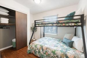 En eller flere senge i et værelse på Nall Hills Gem! Great location & new interior!