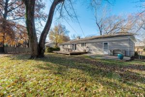 En have udenfor Nall Hills Gem! Great location & new interior!