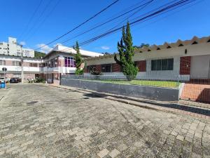an empty street in front of a building at VILLA BILAC - Amplos estúdios próximos à Villa Germânica in Blumenau