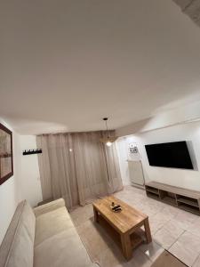 ein Wohnzimmer mit Sofa und Tisch in der Unterkunft Logement autonome 2 a 4 personnes in Poitiers