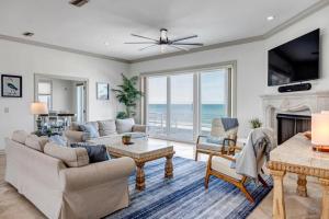 een woonkamer met een bank en een open haard bij Sea Haven - Oceanfront home w pvt beach & deck in Ponte Vedra Beach
