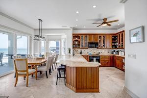een keuken en eetkamer met een tafel en stoelen bij Sea Haven - Oceanfront home w pvt beach & deck in Ponte Vedra Beach