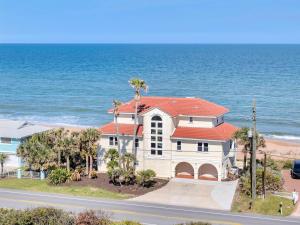 een huis op het strand met de oceaan erachter bij Sea Haven - Oceanfront home w pvt beach & deck in Ponte Vedra Beach