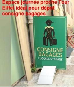 zielony znak na boku budynku w obiekcie Massy TGV Appart Suite CITEA Capsule Affaires-Tourisme w mieście Massy