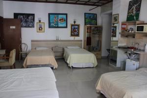 ein Krankenhauszimmer mit 3 Betten und einem Tisch in der Unterkunft Aparthotel Maison Suisse in Asunción