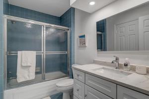 Koupelna v ubytování Sandy Dunes - Cozy 3BR w beach, pool & sunroom + 18 fotografií