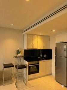 Kuchyň nebo kuchyňský kout v ubytování Sky residences - Plage de Pattaya Pratamnak Moderne