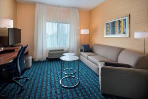 Χώρος καθιστικού στο Fairfield Inn & Suites by Marriott Syracuse Carrier Circle