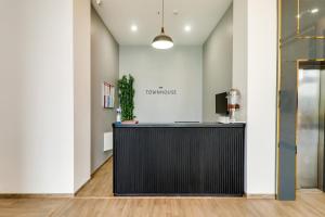 勒克瑙Super Townhouse Jashn的一间带黑色接待台的办公室 更多46张照片