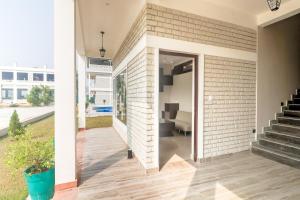 uma casa com uma parede de tijolos e uma escadaria em Super Townhouse Amaraa Farms Near LuLu Hypermarket em Lucknow mais 37 fotografias