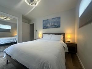 Un pat sau paturi într-o cameră la Monterey Bay Escape