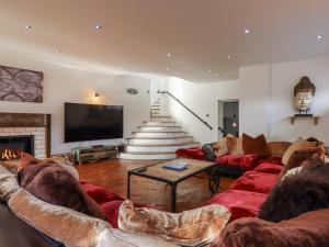 Μια τηλεόραση ή/και κέντρο ψυχαγωγίας στο Delmonte Lodge