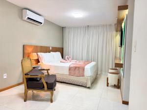 Un dormitorio con una cama con una muñeca rosa. en Magnífico APARTAMENTO de Charme - 3 quartos AR CONDICIONADOS SPLIT - Beira Mar, 2 banheiros, 2 Vagas Garagem, 4 Varandas, 2 Elevadores, Redes para Descanso, Wi-Fi, Air Fryer, Disney Plus, HBO Max, Guarda Sol, Cadeiras de Praia e Caixa Térmica, en Guarapari 59 fotos más