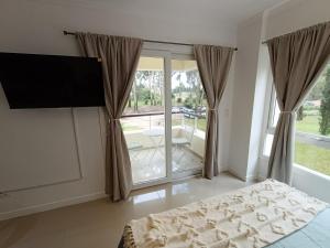 TV/trung tâm giải trí tại Monoambiente en Green Park Solanas Punta del este